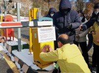 사본 -강영석 상주시장이 7일 BTJ열방센터 정문 교통차단기에 일시적 시설폐쇄 안내문을 붙이고 있다.  (2).jpg