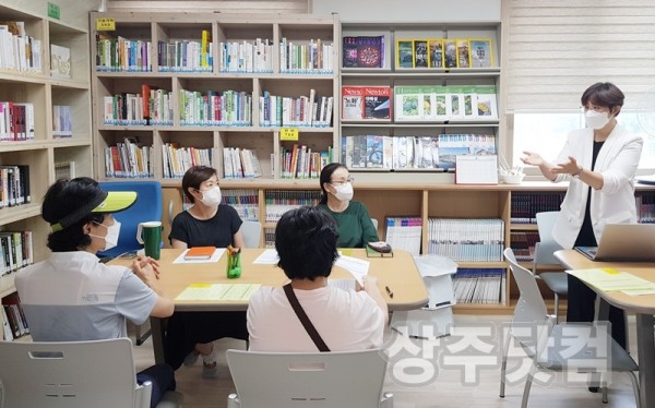 보도사진2(작은도서관_평생교육프로그램_지원).jpg