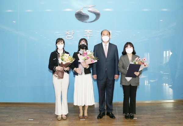 [기획예산담당관실]왼쪽부터 이효정, 류수민, 강영석 시장, 김자연).jpg