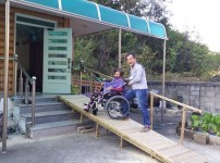 사본 -경사로 설치로 치매 어르신 이동 외출 도움 손길 사진.jpg