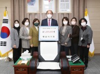 사본 -[가족복지과]햇살지기회, (재)상주시장학회에 장학금 100만원 전달.jpg